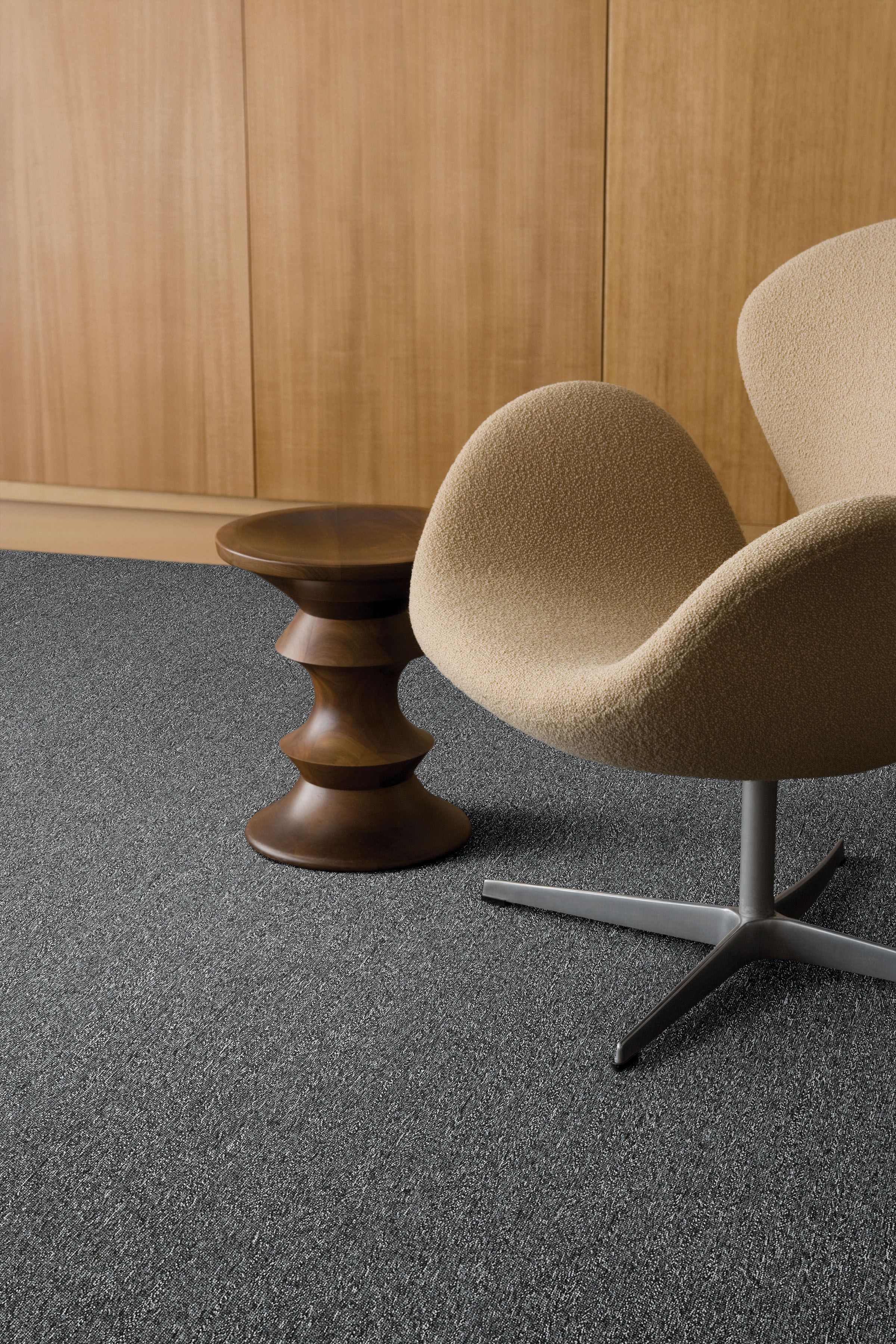 Detail of Interface Twist & Shine Micro carpet tile with Taupe chair and Eames stool numéro d’image 7